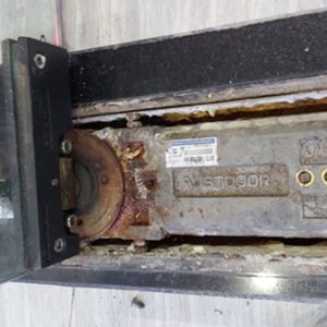 4 cách chỉnh bản lề cửa kính cường lực đơn giản, nhanh chóng
