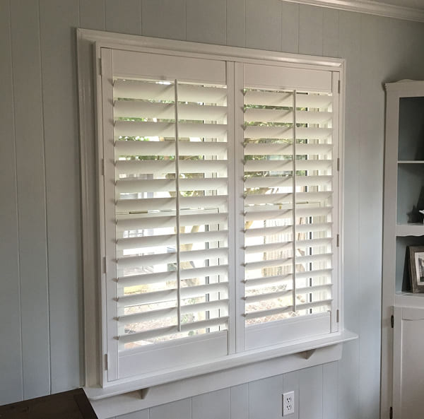 Cánh lật dễ điều chỉnh ánh sáng và gió theo ý muốn