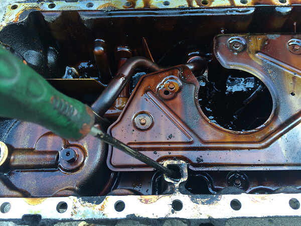 Bản lề cửa kính cường lực bị chảy dầu nghiêm trọng