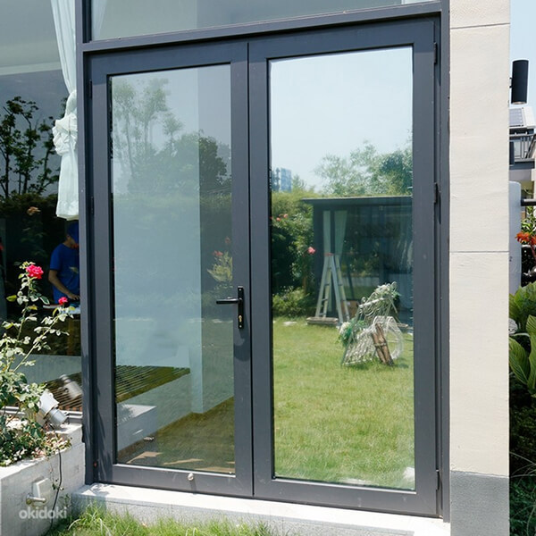 Cửa 2 cánh kết nối phòng khách với sân vườn