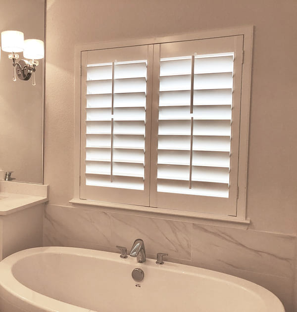 Loại cửa này cũng được lắp đặt nhiều cho nhà tắm giúp tránh ẩm thấp