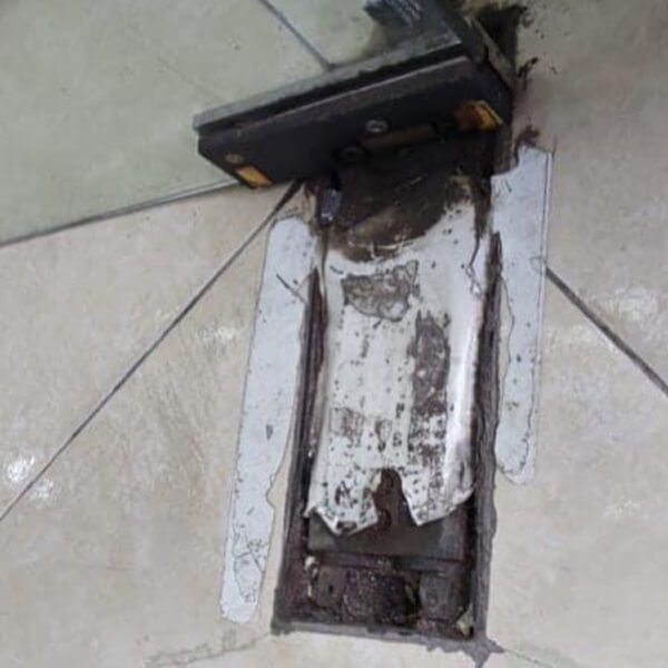 Cửa kêu ra tiếng là do khô dầu, ma sát giữa các kim loại