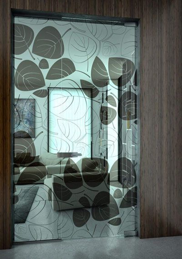 Cửa kính màu với họa tiết lá nhiệt đới nhẹ nhàng