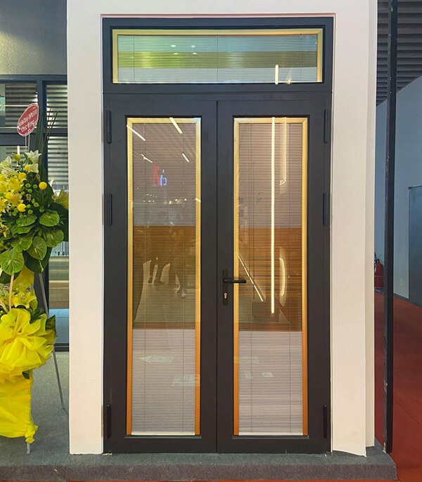 Cửa nhôm 2 cánh mở quay cho văn phòng