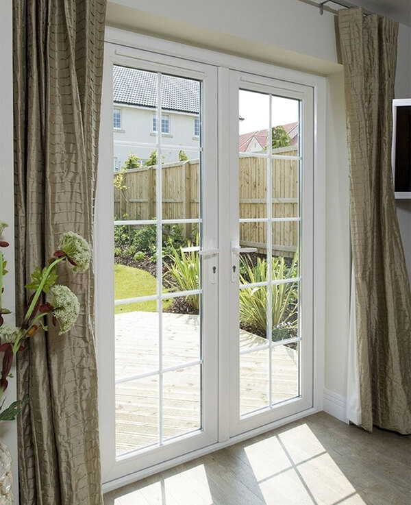 Mẫu cửa nhôm kính đẹp 2 cánh màu trắng, mang lại sự thông thoáng cho không gian