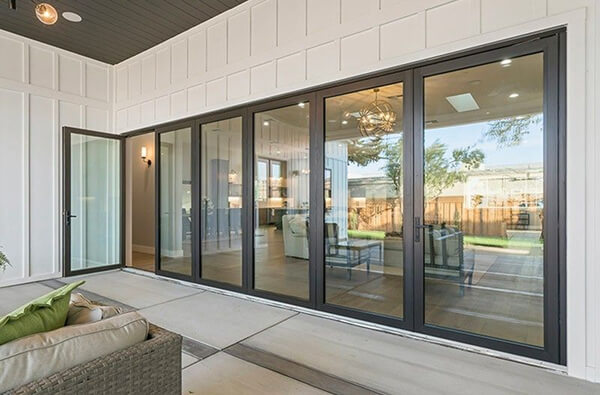 Loại cửa này phù hợp với những ngôi nhà có khoảng sân rộng