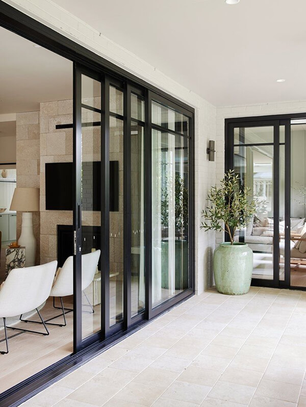 Cửa trượt nhôm 4 cánh với khung chắc chắn giúp kết nối không gian trong - ngoài ngôi nhà