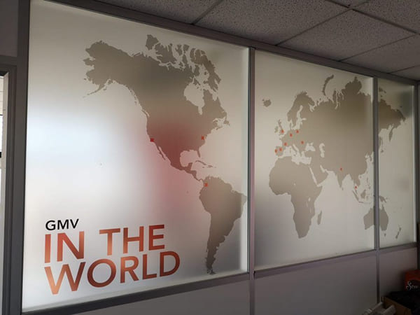 Dán decal bản đồ thế giới và đánh dấu các chi nhánh công ty