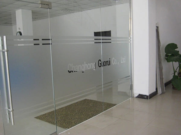 Dán logo của công ty trên cửa kính cường lực