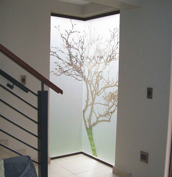 Decal dán tĩnh điện trên kính khu vực cầu thang đẹp mắt