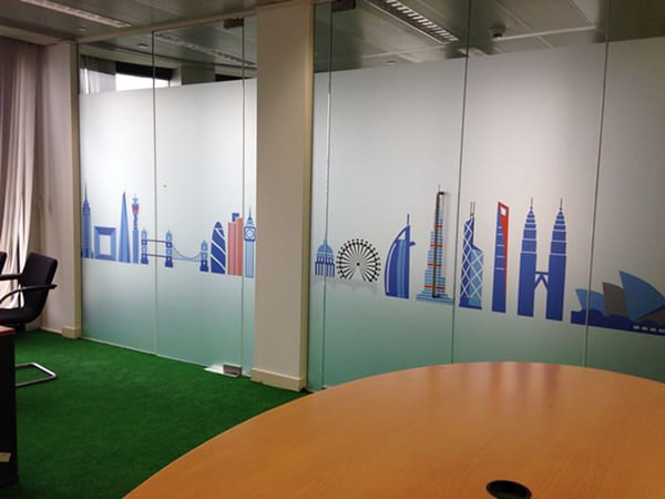 Decal họa tiết trên kính phòng họp, dễ thay đổi và tùy chỉnh theo sự kiện