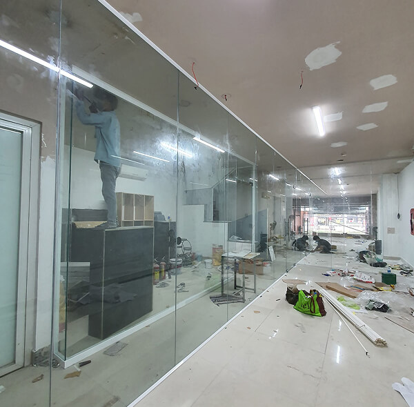 Đội ngũ thợ của Minh Gia Door luôn có mặt nhanh chóng và sửa chữa chuẩn kỹ thuật