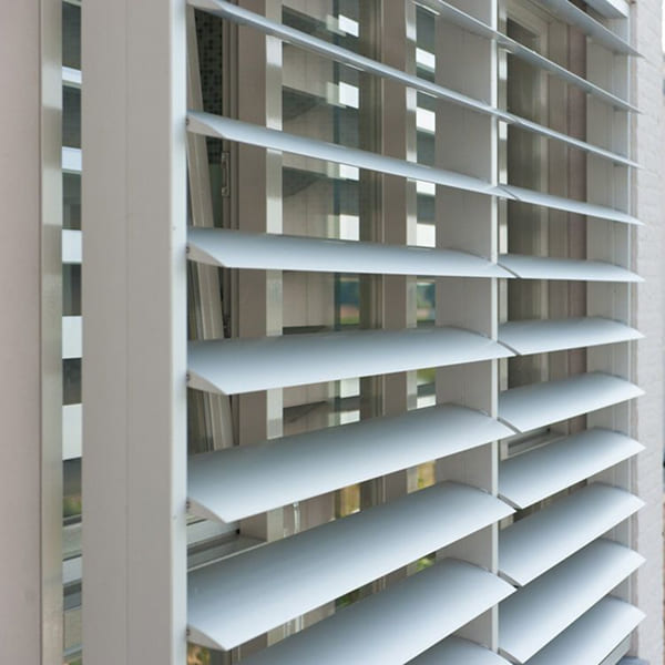 Một số lưu ý khi chọn đơn vị thi công cửa chớp lật nhôm Xingfa