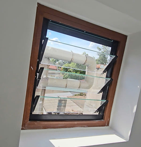 Thi công cửa chớp lật nhôm kính cường lực cho nhà dân ở Dĩ An, Bình Dương