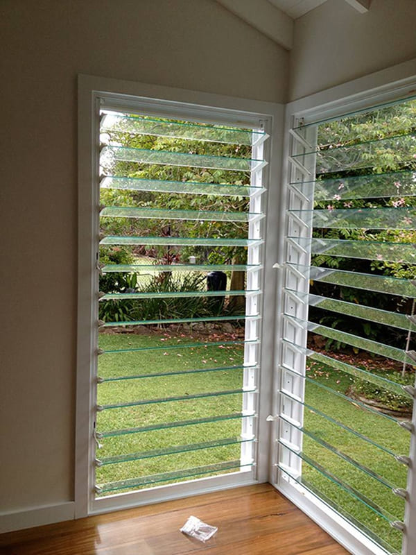 Khung nhôm Xingfa kết hợp với kính cường lực, chắc chắn và an toàn