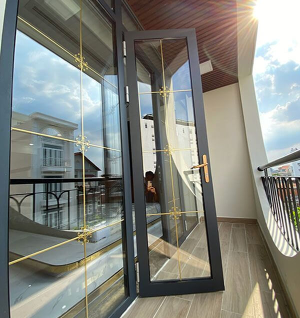 Loại cửa nhôm 3 cánh thường được thấy ở khu vực ban công trên lầu