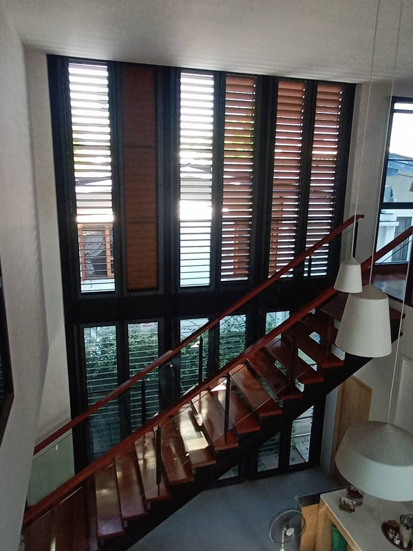 Cửa sổ nhôm chớp lật cho khu vực cầu thang