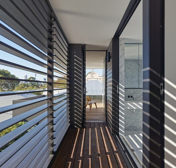 Cửa chớp khung nhôm cho khu vực hành lang nhà phố