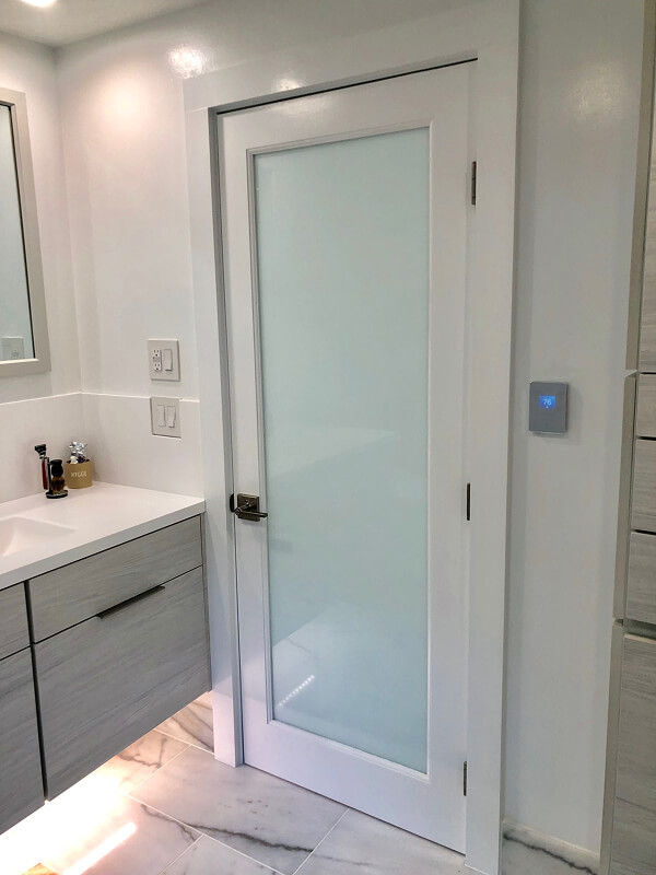 Mẫu cửa kính cường lực khung nhôm Xingfa màu trắng