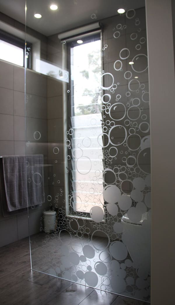 Trang trí vách cửa kính thuỷ lực cho nhà vệ sinh