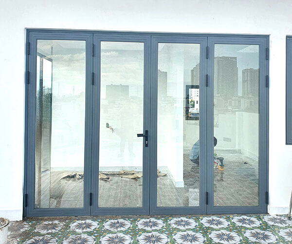 Thợ Minh Gia Door lắp đặt cửa nhôm kính 4 cánh cho nhà dân tại Thủ Đức (Quận 2)