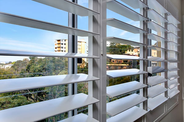 Lắp đặt cửa nhôm Xingfa lật cho văn phòng tại Thủ Đức