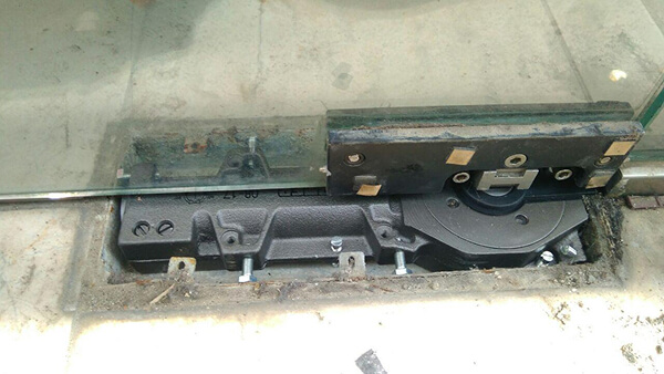 Một số lưu ý khi chỉnh bản lề cửa kính cường lực