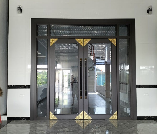 Cửa nhôm kính cường lực 2 cánh mặt tiền nhà