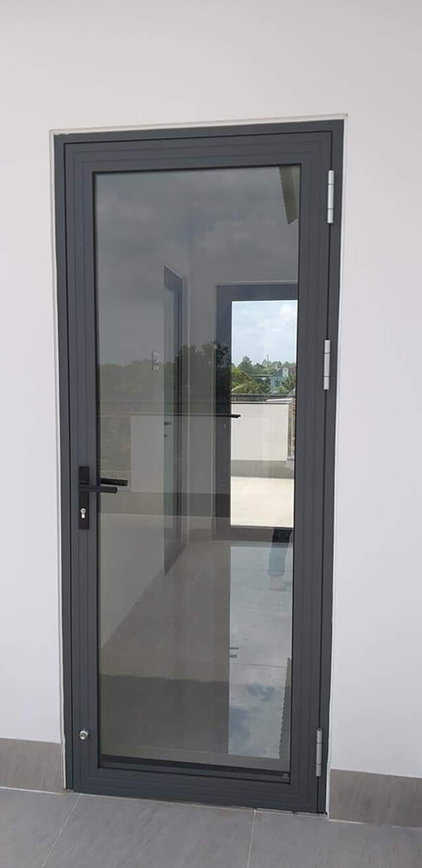 Mẫu cửa nhôm kính 1 cánh mở quay thường được thấy trong nhà ở
