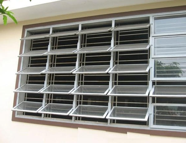 Mẫu cửa nhôm kính lật thường được thấy trong các cơ quan, trường học