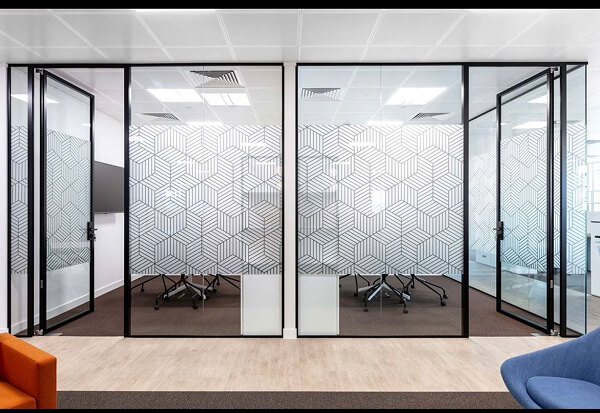 Cách trang trí cửa kính cường lực đẹp mắt