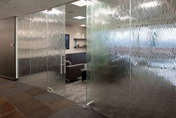 Trang trí cửa kính cường lực bằng cách phun cát