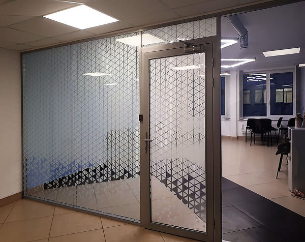 Mẫu trang trí cửa kính chịu lực phổ biến tại các văn phòng