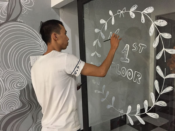 Vẽ trực tiếp trên kính cường lực