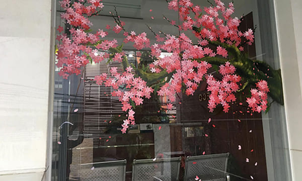 Mẫu vẽ trực tiếp trên cửa kính cường lực