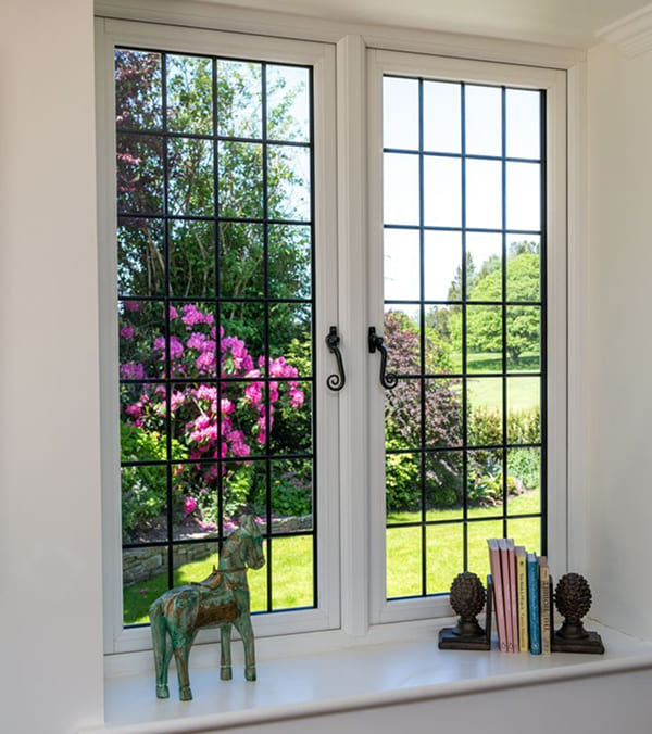Cửa sổ nhôm kính 2 cánh chia nhiều ô nhỏ cho phòng khách biệt thự