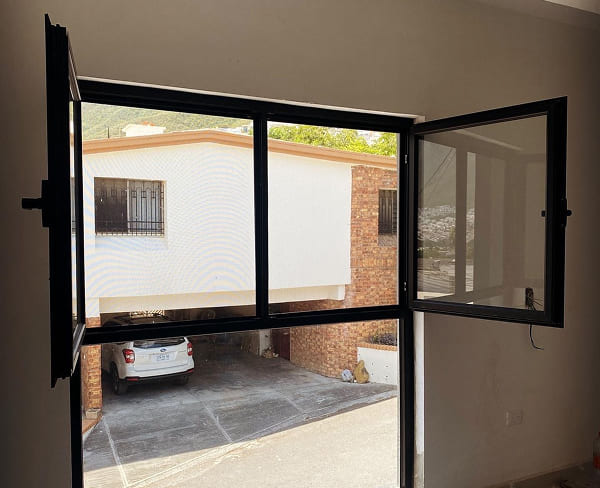 Thiết kế 2 cánh mở linh hoạt, đảm bảo độ kín khít cao