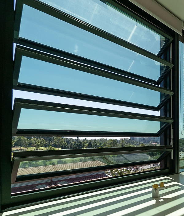 Mẫu cửa sổ chớp lật nhôm kính có màu Mẫu cửa sổ chớp lật nhôm kính có màu