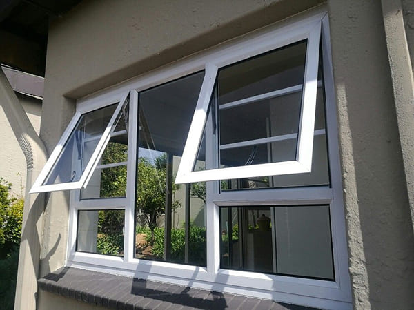 Cửa sổ nhôm kính màu trắng dạng hất hiện đại Cửa sổ nhôm kính màu trắng dạng hất hiện đại