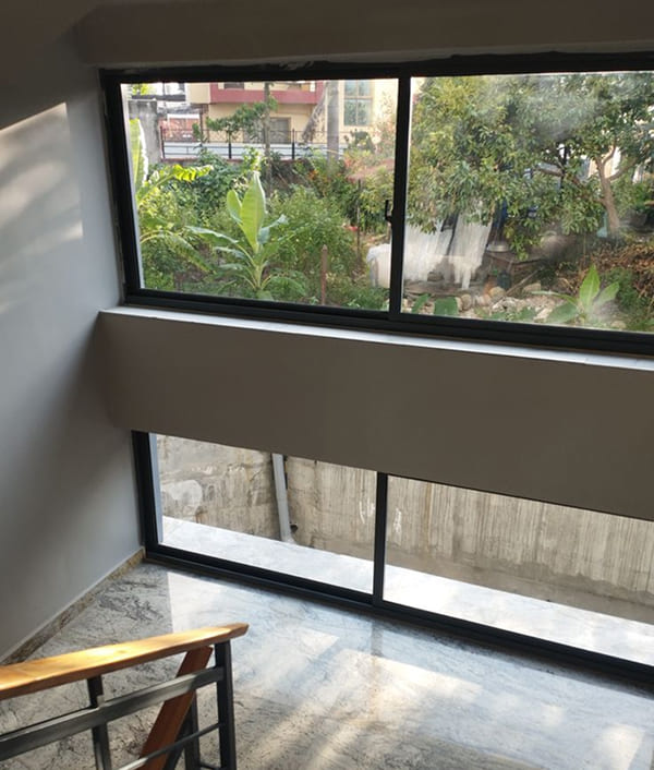 Cửa sổ nhôm kết hợp với kính cường lực bản to cho khu vực cầu thang thoáng rộng Cửa sổ nhôm kết hợp với kính cường lực bản to cho khu vực cầu thang thoáng rộng