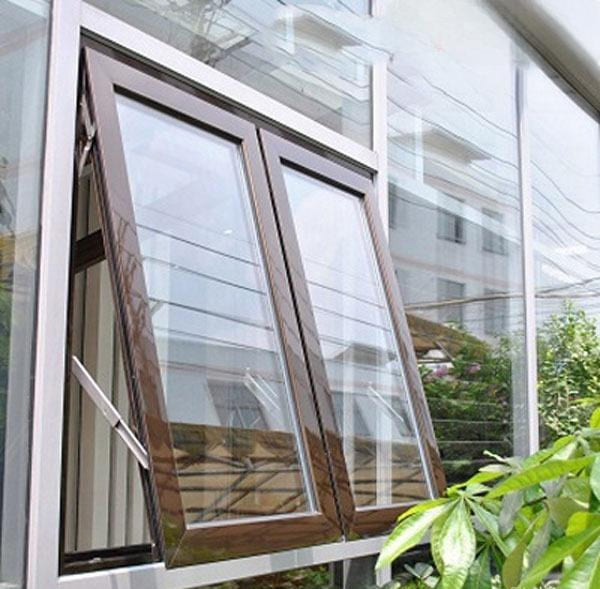 Mẫu cửa sổ kính cường lực dạng hất với khung nhôm màu nâu tinh tế