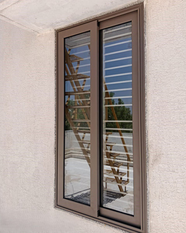 Cửa sổ lùa khung nhôm dài màu nâu cho phòng khách