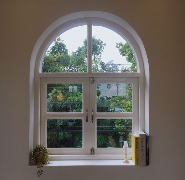 Cửa sổ nhôm kính 2 cánh dáng vòm tạo điểm nhấn kiến trúc