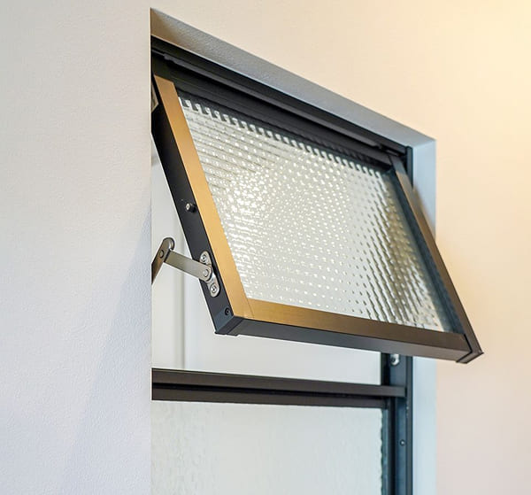 Cửa sổ nhôm kính đẹp mở hất với mặt kính cường lực được phun cát Cửa sổ nhôm kính đẹp mở hất với mặt kính cường lực được phun cát