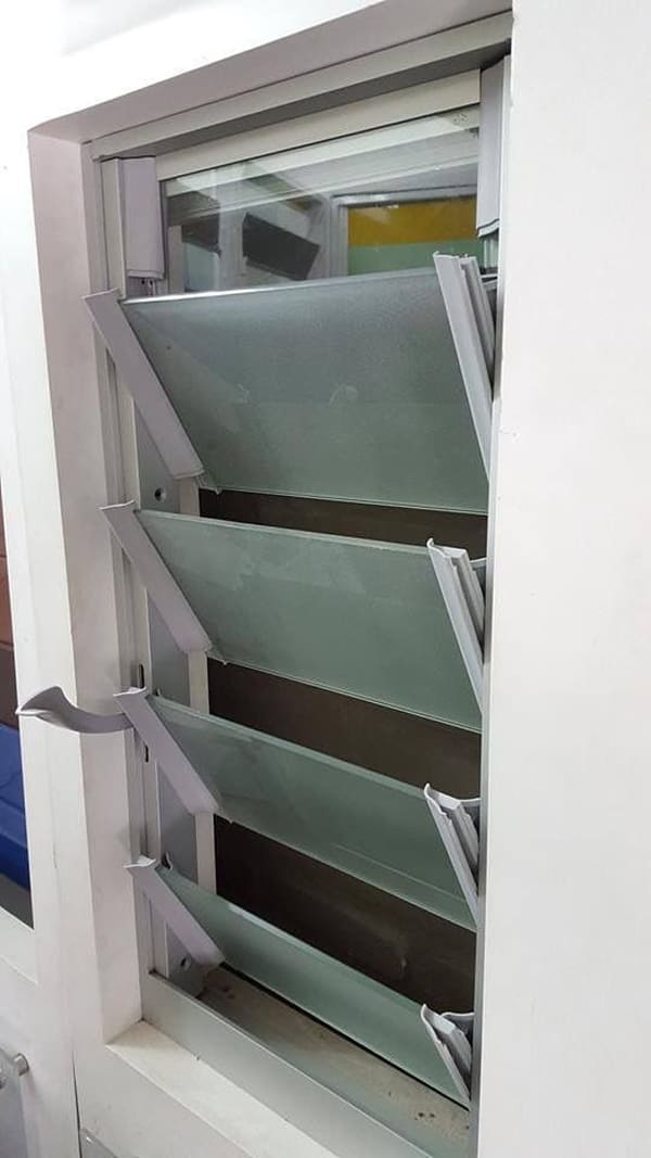 Mẫu cửa sổ nhôm kính chớp lật được ưa chuộng hiện nay Mẫu cửa sổ nhôm kính chớp lật được ưa chuộng hiện nay