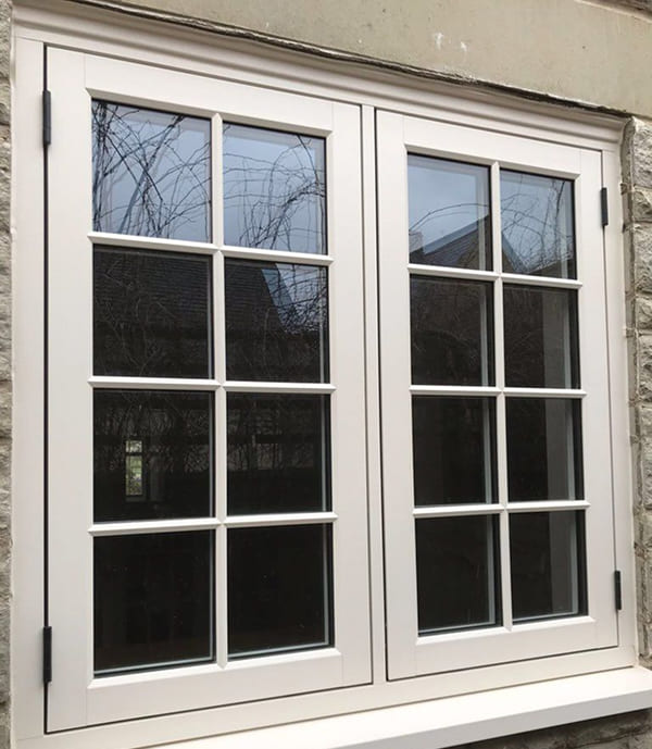 Cửa sổ nhôm kính màu trắng sứ được chia thành các ô nhỏ hài hòa Cửa sổ nhôm kính màu trắng sứ được chia thành các ô nhỏ hài hòa