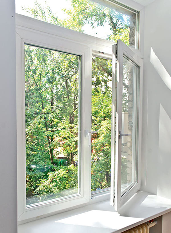 Mẫu cửa sổ nhôm kính màu trắng hướng ra vườn nhà