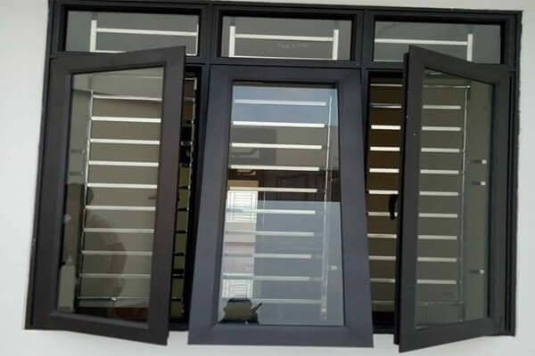 Cửa sổ nhôm mở hất kết hợp với cửa sổ dạng mở quay Cửa sổ nhôm mở hất kết hợp với cửa sổ dạng mở quay