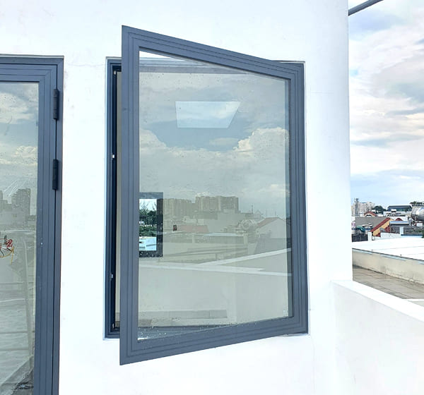 Nhà dân tại Thủ Đức cũng chọn mẫu cửa sổ nhôm mở quay cho khu vực sân thượng Nhà dân tại Thủ Đức cũng chọn mẫu cửa sổ nhôm mở quay cho khu vực sân thượng