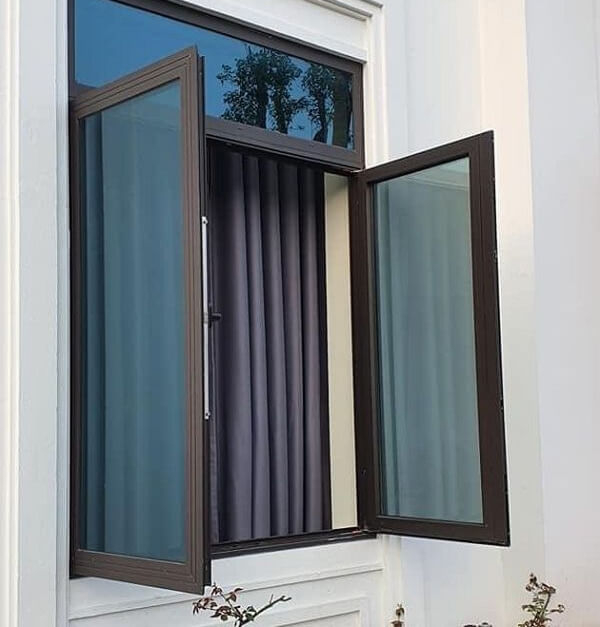 Cửa sổ nhôm mở quay, kết hợp kính cường lực xanh cho phòng khách hiện đại